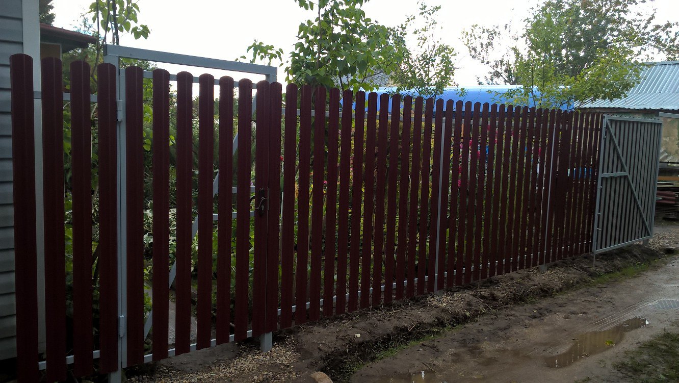 Забор из металлического штакетника в Ярославле